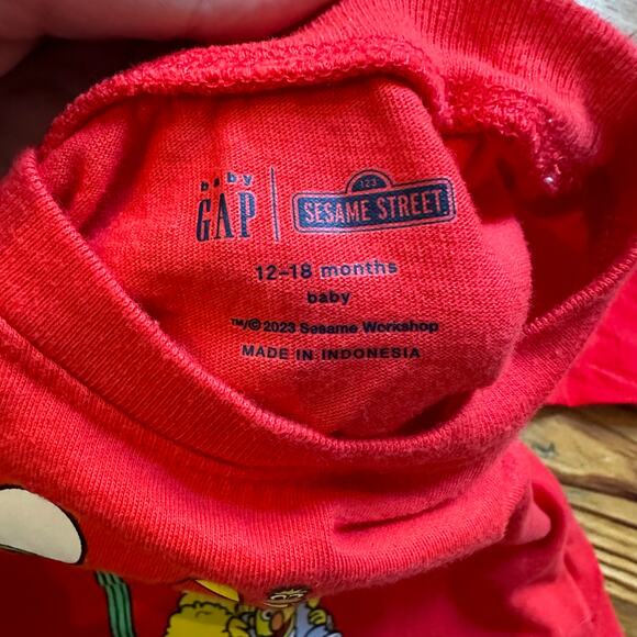 Gap red long sleeve Seseme Street graphic shirt SIZE 12-18M - Picture 3 of 4